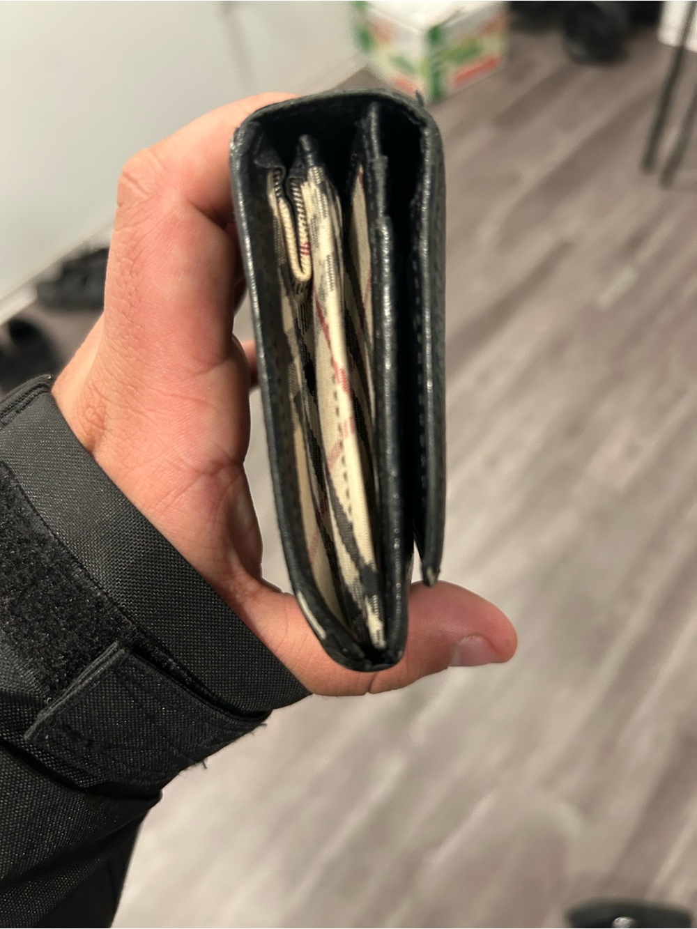 Burberry Black Leather Money Clip with Signature Check Lining - Picture 2 of 8